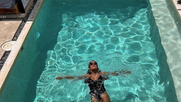 A person floating in a rectangular pool with clear water. - Illa Boutique Hotel Cozumel (Cozumel)