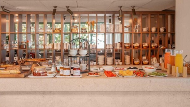 Een buffet met diverse gerechten en een presentatie van keukengerei.