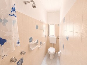 A bathroom with a toilet, bidet, shower, and a window. - Casa di Nonna Albina (Cavo)