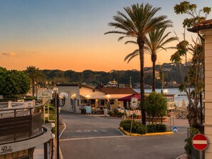 A coastal hotel with a 'STOP' sign, palm trees, and a view of the sea. - Casa di Nonna Albina (Cavo)