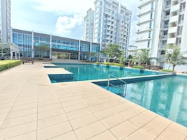 Una piscina al aire libre