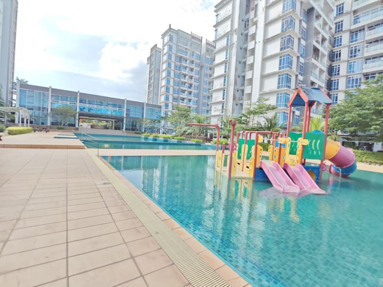 Una piscina al aire libre