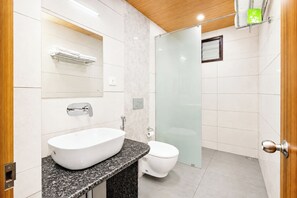 Shower, rainfall showerhead, slippers, towels - Hotel Royal Inn Gangtok  (Gangtok)