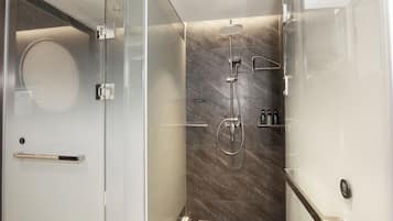 Ducha, secador de pelo, toallas, shampoo