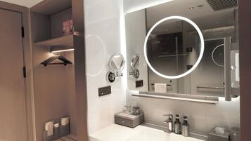 Shower, hair dryer, towels, shampoo