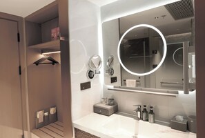 Shower, pengering rambut, handuk, dan sampo