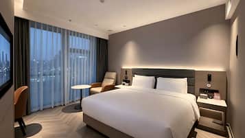 Quarto casal superluxo, vista para a cidade | Escrivaninha, cortinas blackout, ferros/tábuas de passar roupa