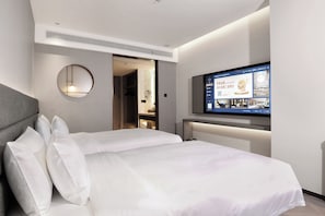 A hotel room with two beds, a TV mounted on the wall, a round mirror, and a walk-in closet. - PALACE Hotel（Hangzhou Huayin Tower Hangzhou City University） (Hangzhou)