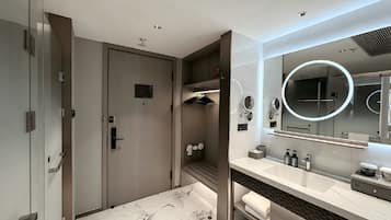 Executive Twin Room | Bathroom | Shower, hair dryer, towels, shampoo