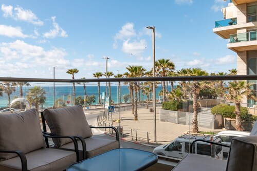 Beachfront Apt-Sea View lParking & Mamad