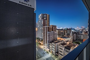 Un paisaje urbano con edificios altos y un edificio destacado que muestra 'LEON U.' en su fachada.