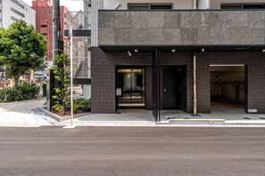 Pintu masuk properti