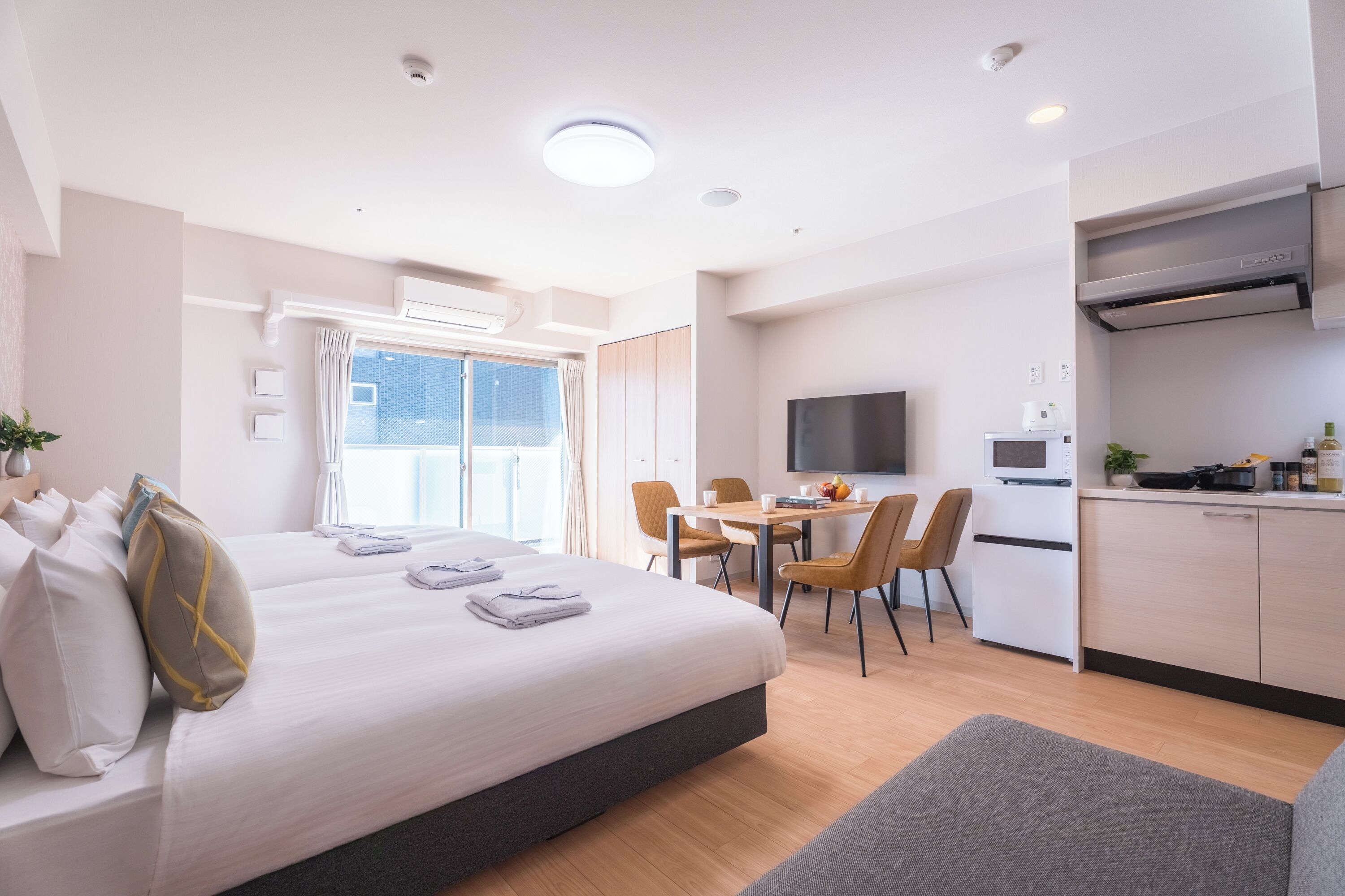 Deluxe Twin Room, City View | Desk, blackout drapes, iron/ironing board, free WiFi