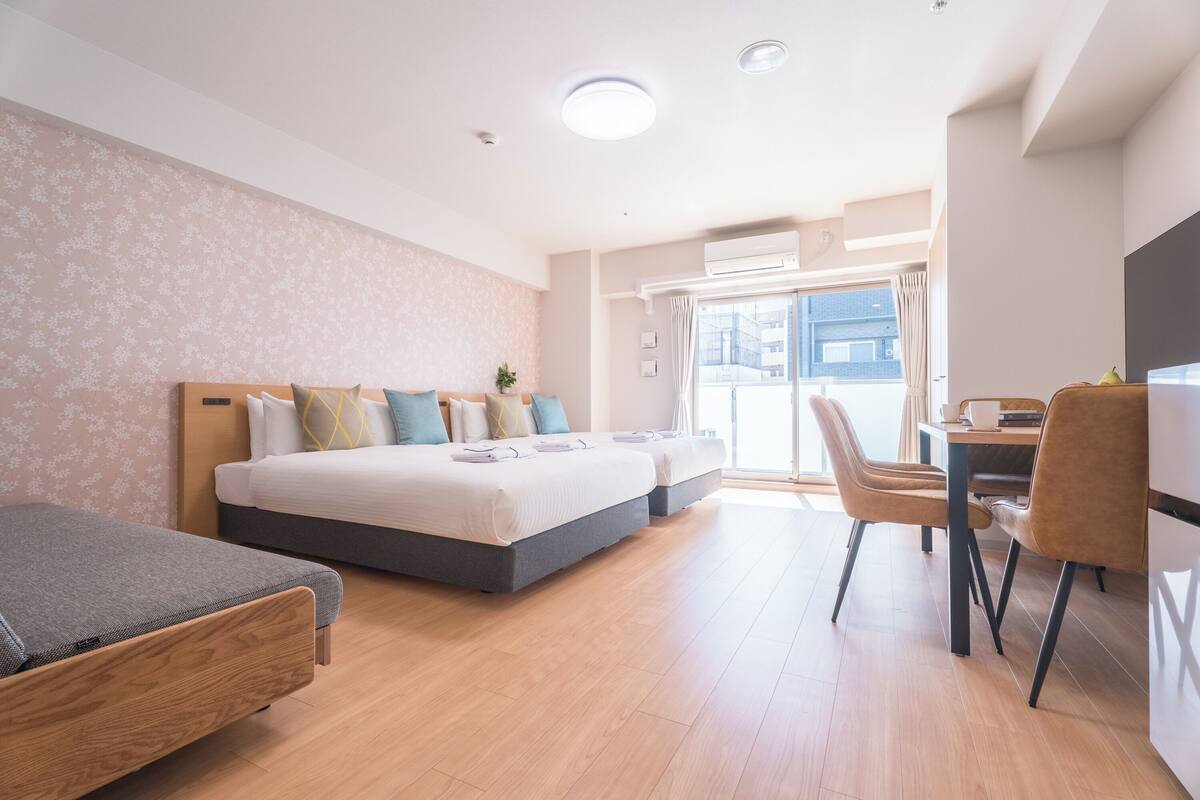 Una habitación de hotel con una cama, un escritorio y una silla.