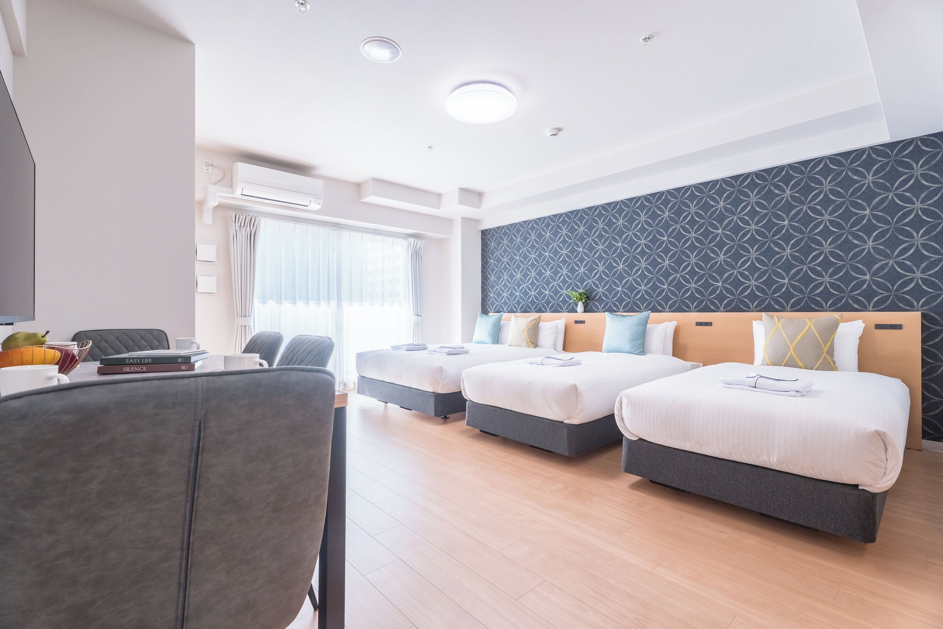 Kamar Triple Superior, pemandangan kota | Meja kerja, tirai kedap cahaya, setrika/meja setrika, dan Wi-Fi gratis