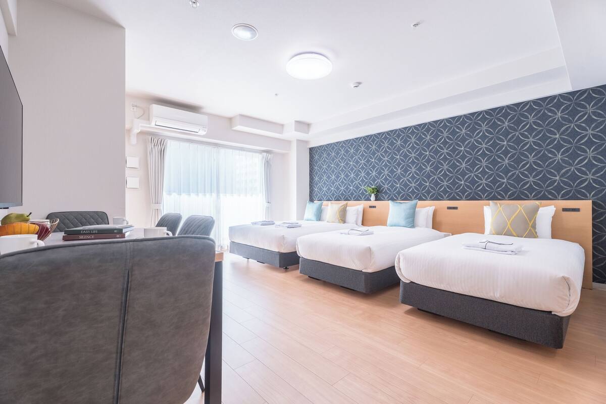 Una habitación de hotel con dos camas, un escritorio y una silla.