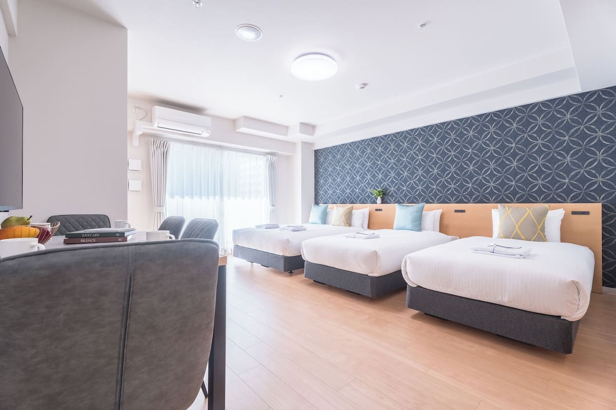 Phòng 3 Superior, quang cảnh thành phố | Bàn, màn/rèm cản sáng, bàn ủi/dụng cụ ủi quần áo