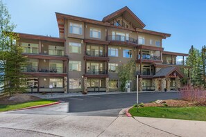 A multi-story hotel with balconies, a covered entrance, and a parking lot. - Purgatory Alpine Retreat | Walk to Lifts & Base Area | Pool/Hot Tub (Durango)