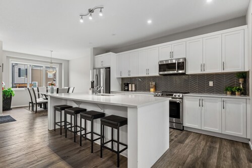 FREE Banff Pass • Modern 3BR Family Retreat • King Beds • Near YYC