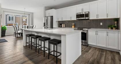 FREE Banff Pass • Modern 3BR Family Retreat • King Beds • Near YYC
