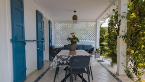 Outdoor dining - Villa with private pool and outdoor kitchen for 8 people (Saint-André)