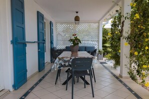 Outdoor dining - Villa with private pool and outdoor kitchen for 8 people (Saint-André)
