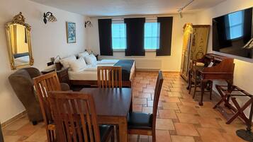 2 bedrooms, iron/ironing board, Internet, bed sheets