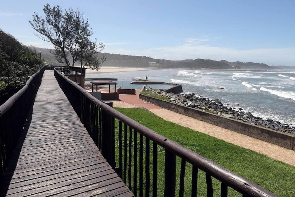 Tranquil 1-bedroom Apartment Near Gonubie Beach