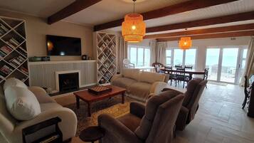 House, 3 Bedrooms, Accessible, Private Pool | Living room | Books