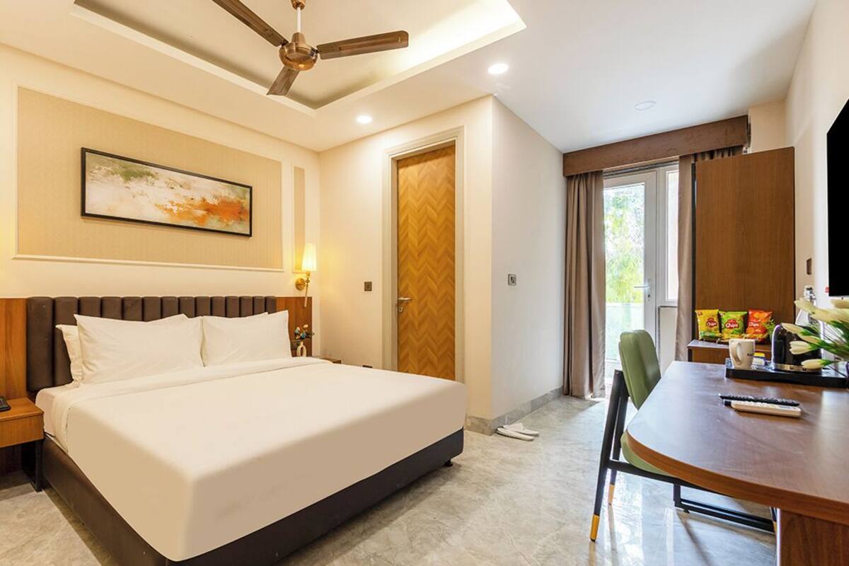 In-room safe, desk, laptop workspace, WiFi (free)