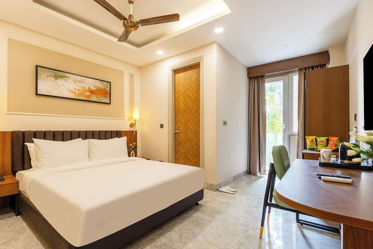 In-room safe, desk, laptop workspace, free WiFi