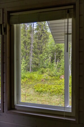 A window with a view of a forested area. - Villa Lumi 1 | Cozy Arctic Retreat in Ylläs (Ylläsjärvi)