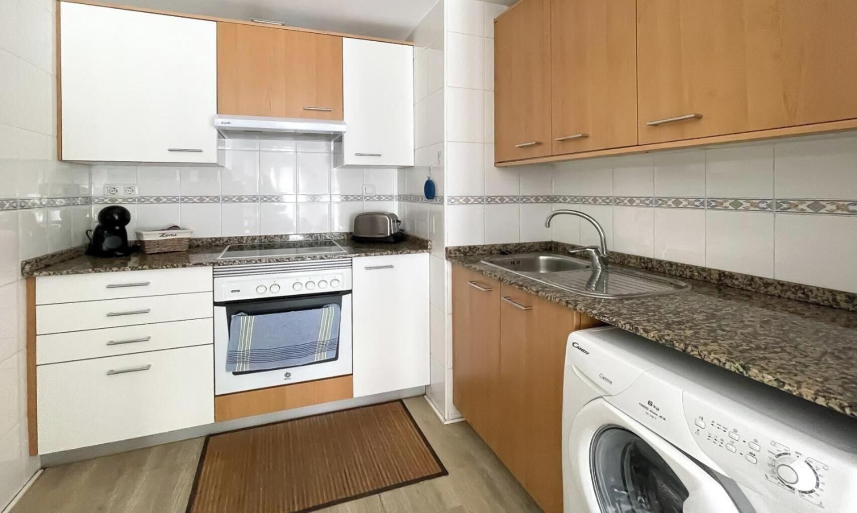 Kühlschrank, Mikrowelle, Herdplatte, Wasserkocher mit Kaffee-/Teezubehör