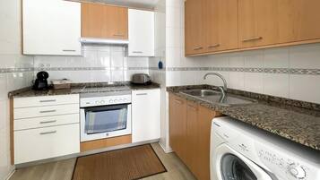 Kühlschrank, Mikrowelle, Herdplatte, Wasserkocher mit Kaffee-/Teezubehör