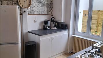 Kylskåp, mikrovågsugn, ugn och spishäll