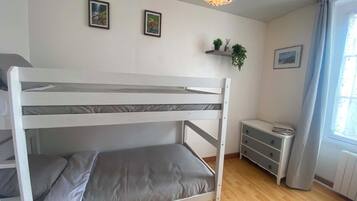 4 bedrooms, travel cot, free WiFi, bed sheets