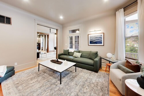 The Reunion House: Moody Flat Unit!