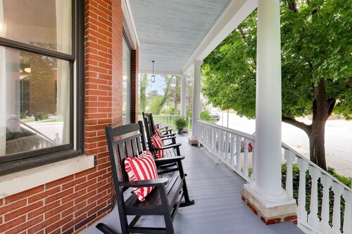 The Reunion House: Moody Flat Unit!