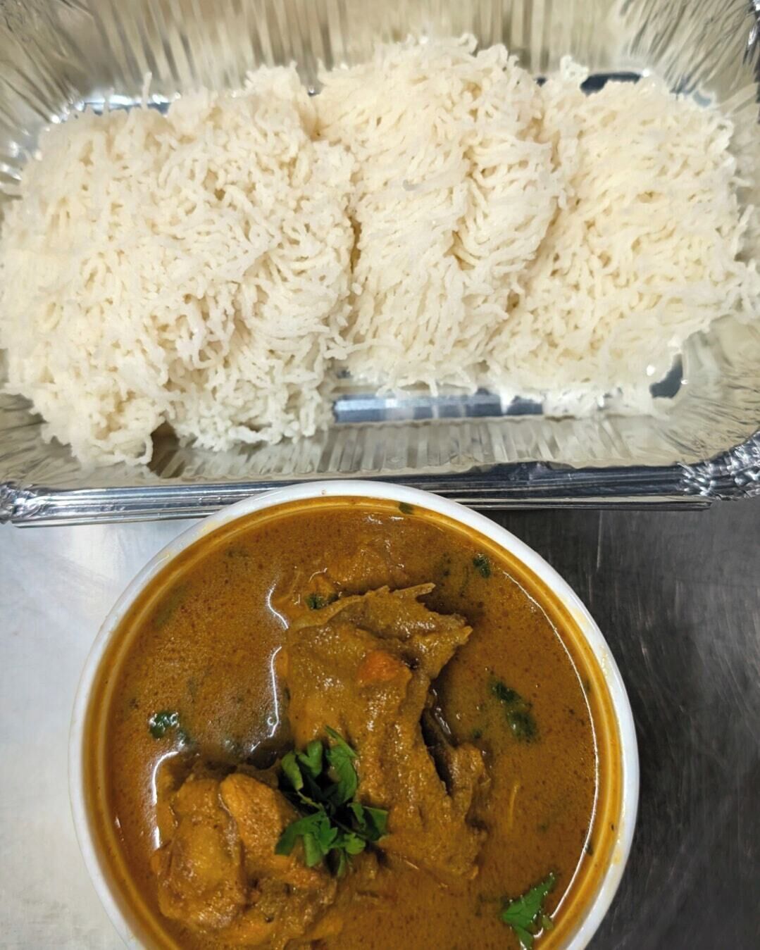 Un repas composé de riz blanc et d’un plat en sauce à base de curry.