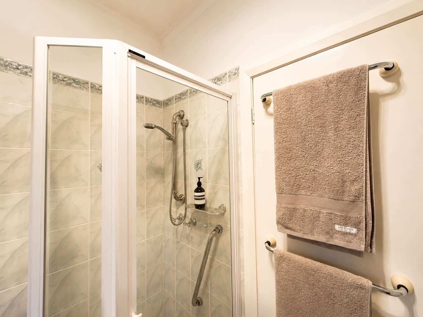 Dusche, Haartrockner, Handtücher, Shampoo