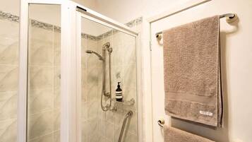 Dusche, Haartrockner, Handtücher, Shampoo