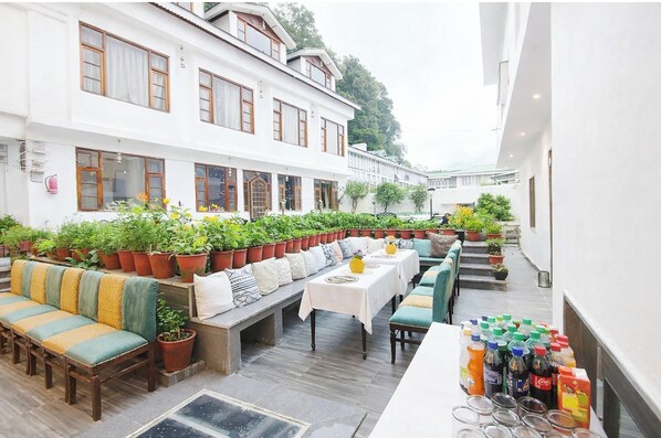 Outdoor dining - Hotel The Asiana M Ahmedabad (Ahmedabad)