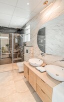 Habitación familiar, balcón, vistas al patio | Baño | Zapatillas