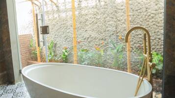 Habitación cuádruple Deluxe, balcón | Baño | Tina y regadera independientes, secadora de cabello, toallas, jabón