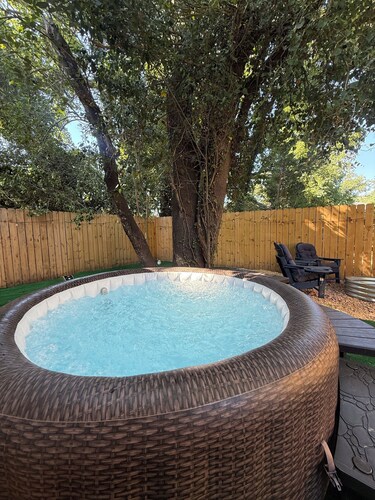 Close to downtown, HotTub, Fire Pit, Full Kitchen