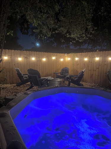 Close to downtown, HotTub, Fire Pit, Full Kitchen