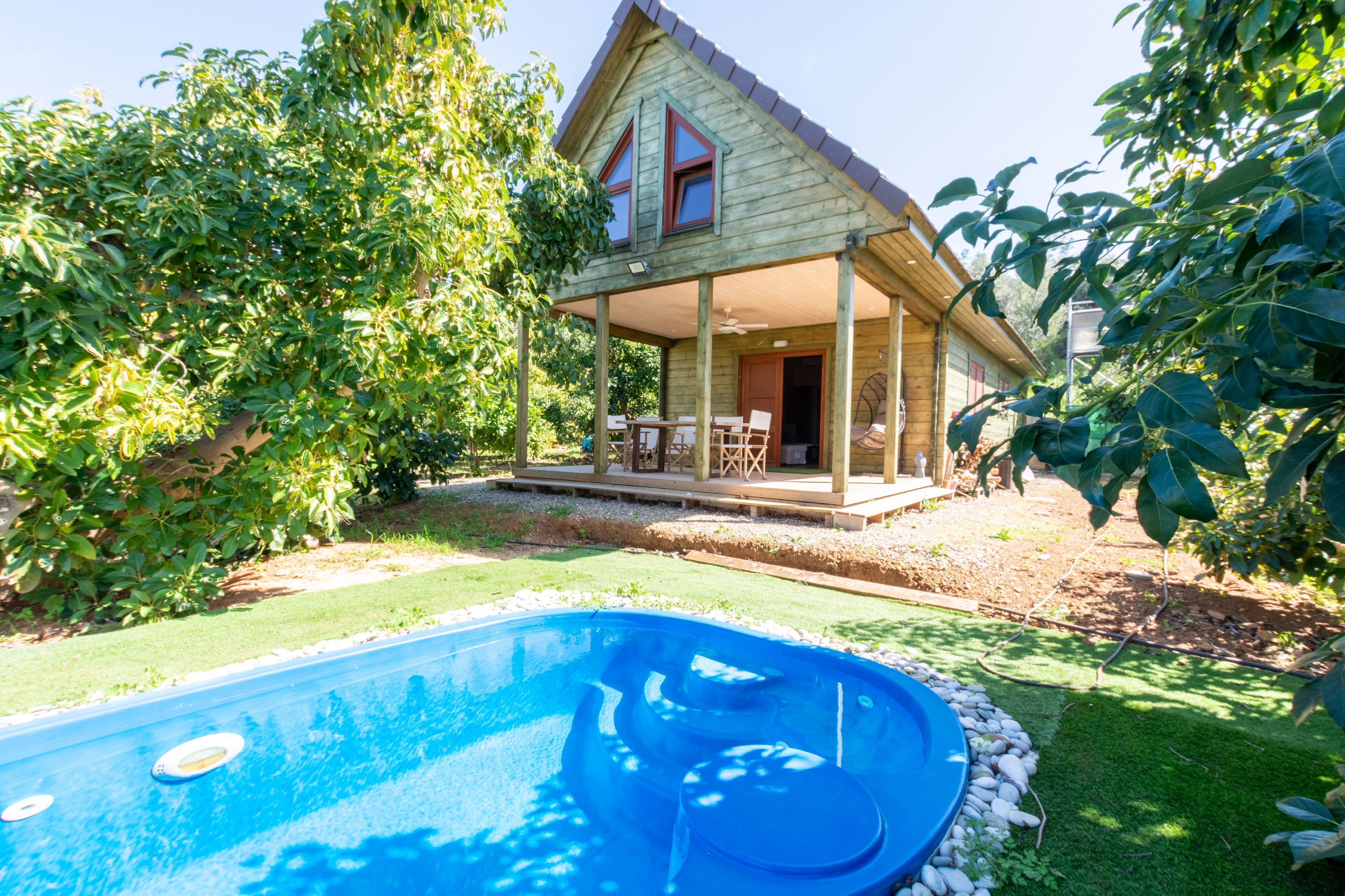 Ein Haus mit Schwimmbad, umgeben von viel Grün.