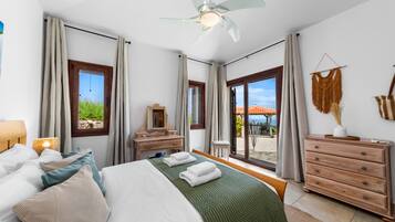 4 bedrooms, iron/ironing board, WiFi (free)