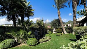 Ein gepflegter Garten mit verschiedenen Pflanzen und einer Steinfountain.