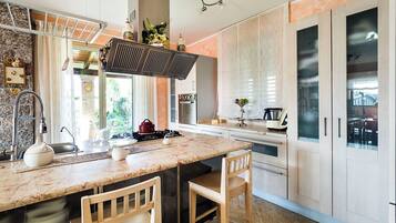 Frigorifero, forno, piano cottura, lavastoviglie